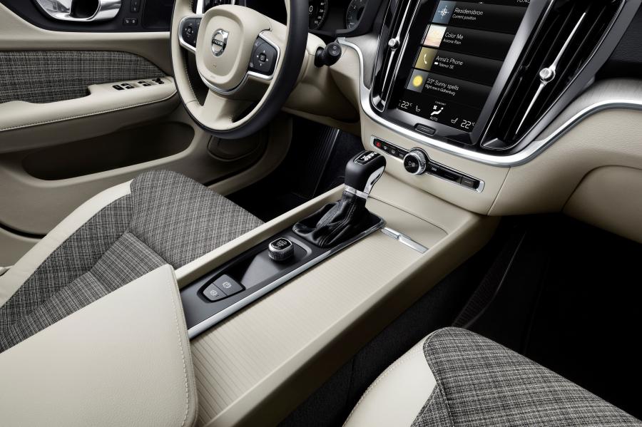 Интерьер Volvo V60 T6 Momentum 2018 года  (WW) (фото 9 из 15)